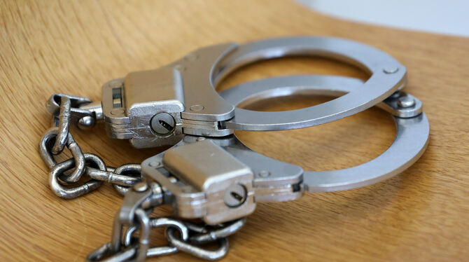 In Handschellen wird die angeklagte Mutter in den Gerichtssaal geführt.