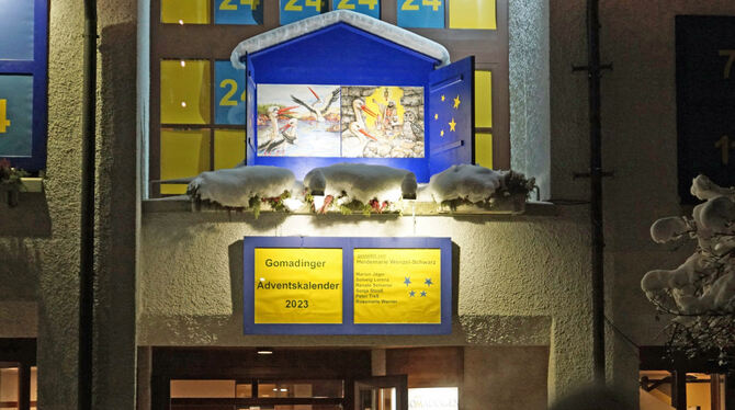 Während im Foyer des Gomadinger Rathauses der Posaunenchor spielte, öffnete sich draußen das erste Türchen des Adventskalenders. Während im Foyer des Gomadinger Rathauses der Posaunenchor spielte, öffnete sich draußen das erste Türchen des Adventskalenders.