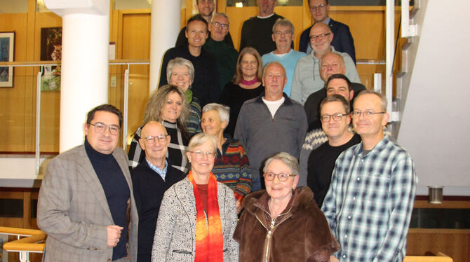 Ehrender und Geehrte: Der Erste Bürgermeister Patrick Hubertz (links vorne) hat die Blutspender im Rathaus ausgezeichnet. FOTO: