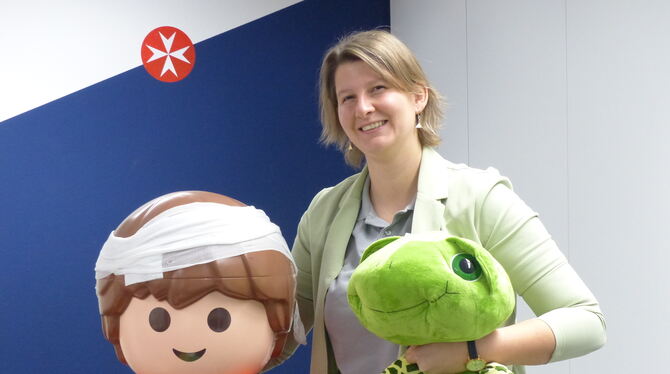 Mit Johanniter-Johnny und Schildkröte-Kuscheltier im Arm: Ulrike Schwarz leitet »Lacrima« in der Region Tübingen/Reutlingen.  FO