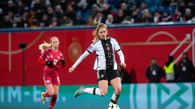 Sjoeke Nüsken hilft den deutschen Fußballerinnen mit ihrem strategischen Geschick im Zentrum.  FOTOS: MEMMLER/EIBNER