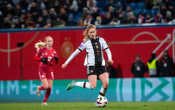Sjoeke Nüsken hilft den deutschen Fußballerinnen mit ihrem strategischen Geschick im Zentrum.  FOTOS: MEMMLER/EIBNER
