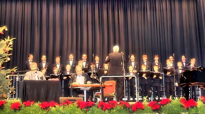 Konzert für Ehrenamtliche Bad Urach 2023 Die Aureliusknaben, Zitherspieler Willi Huber und Moderator Edi Graf bescherten den Ehrenamtlichen besinnliche Stunden.