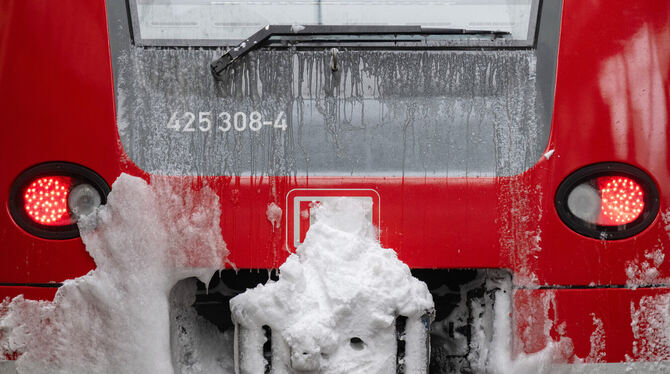 Die Front eines Regionalzugs ist im Hauptbahnhof zum Teil mit Schnee und Eis bedeckt