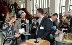 Berufsorientierung im direkten Gespräch, wie hier am Stand von »regioalbjobs.de«, zeichnet die Binea aus. FOTO: NIETHAMMER