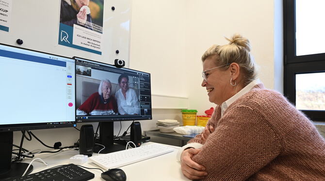 HeimDoc Kreiskliniken Reutlingen So sieht das aus, wenn der »HeimDoc« mit Menschen im Altenheim spricht. Im Bild Dr. Zsusza Märkle, ärztliche Koorodinatorin ambu