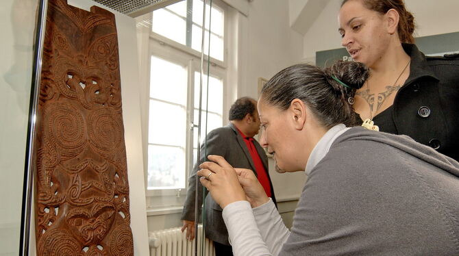 Eine Maori-Delegation reiste 2008 um die halbe Welt, um die Holztafel zu begutachten, die in ihren Augen nicht nur ein Kunstwerk