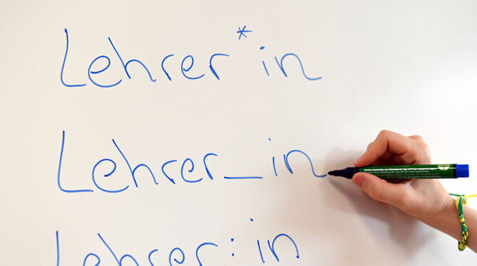 An einem Whiteboard steht das Wort »Lehrer« in verschiedenen Gender-Schreibweisen.  Ministerpräsident Markus Söder (CSU) will in