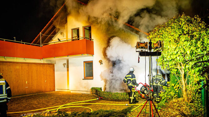Feuerwehren aus Grabenstetten, Römerstein und Bad Urach waren am 13. Oktober 2022 beim Brand in Grabenstetten im Einsatz.