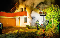 Feuerwehren aus Grabenstetten, Römerstein und Bad Urach waren am 13. Oktober 2022 beim Brand in Grabenstetten im Einsatz.