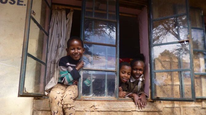 Wo jetzt die Mädchen aus dem Fenster ihres Schlafsaales lächeln, wird später ein Klassenzimmer der Junior High School sein.
