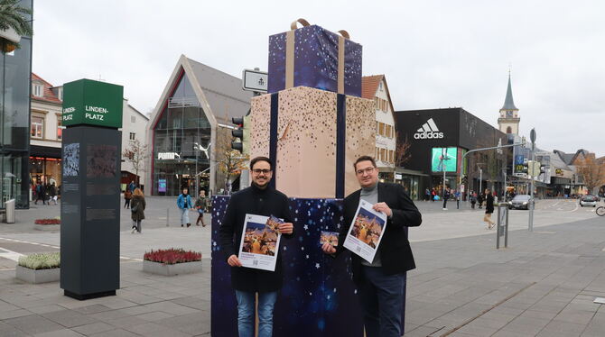 Nicolay Dietrich (MMT, links) und Patrick Hubertz, MMT-Geschäftsführer, stellten das Mega-Programm vor. FOTO: PIEHLER