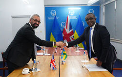 James Cleverly (links) mit Vincent Birut, Außenminister von Ruanda.  FOTO: DPA