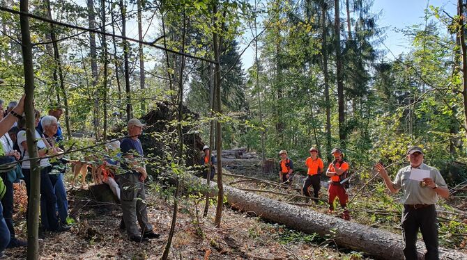 Beim Waldumgang im Oktober gab Revierförster Joachim Kern (rechts) einen Überblick über die Schäden durch den Sturm im August.