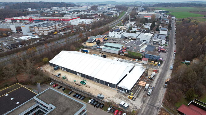 Die Leichtbauhalle für 350 Flüchtlinge setht, im Frühjahr soll sie bezugsfertig sein.