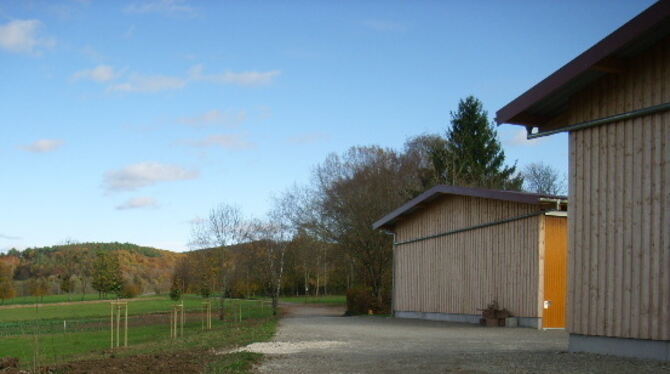 Schuppenanlage Bisher waren Fotovoltaik-Anlagen auf den Dächern der Schuppenanlage auf dem Gomaringer Rahnberg nicht erlaubt. Der Regionalverba
