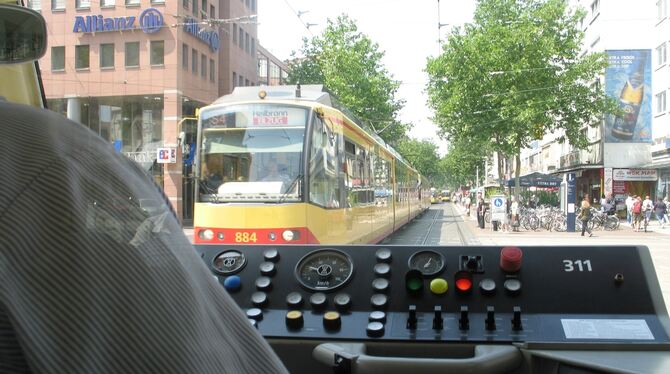 Das Archivbild zeigt den  Blick aus einer Karlsruher Straßenbahn, der »gelben Sau«, auf dem Weg nach Freudenstadt.  2007 war der