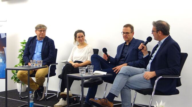 Klaus Gestwa (von links), Elena Riedlinger und Michael Butter im Gespräch mit Christopher Gohl.  FOTO: STRAUB
