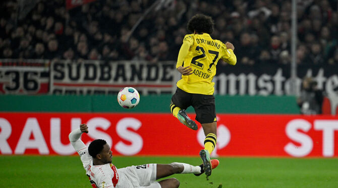 Einer der unterschätztesten Stuttgarter: Verteidiger Dan-Axel Zagadou, der Dortmunds Karim Adeyemi abgrätscht.