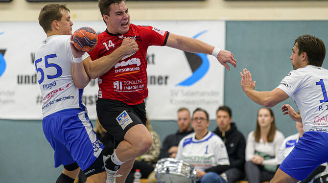 Duellieren sich auch am Freitag: Marvin Flügel (links) vom SV Kornwestheim und der Pfullinger Torjäger Niklas Roth (mit Ball).
