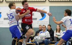 Duellieren sich auch am Freitag: Marvin Flügel (links) vom SV Kornwestheim und der Pfullinger Torjäger Niklas Roth (mit Ball). 