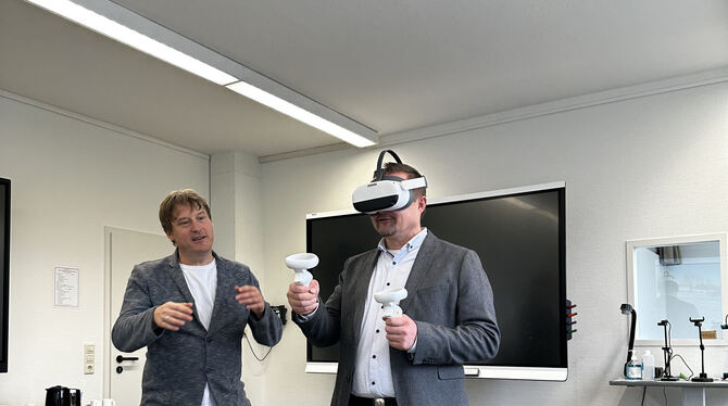 Bürgermeister Stefan Wörner im Praxistest mit der VR-Brille bei der Erkundung des Schönbergturms.  FOTO: STADT