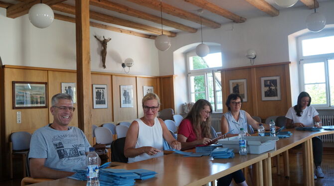 Es wird ausgezählt. Am Ende wollten die Engstinger Windräder im Gemeindewald. FOTO: WURSTER