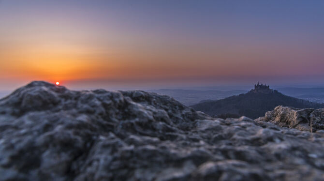 Kalter Fels, warmes Licht: die untergehende Sonne beleuchtet die Burg Hohenzollern.  FOTOS: RATHAY