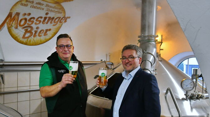 Ein Prosit von OB Michael Bulander (rechts) und Braumeister Tobias Fischer auf das Mössinger Jubiläumsbier, das momentan noch ei