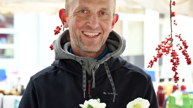 Der Wannweiler Gärtner und Florist Peter Hochstetter hat prächtige Christrosen in seinem Wochenmarkt-Sortiment. Gerne gibt er Ti