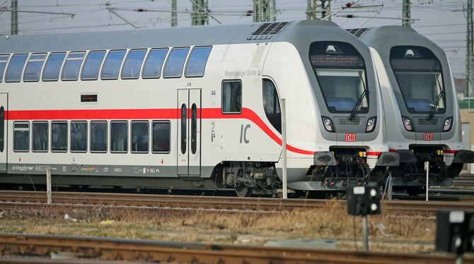 Solche Doppelstockzüge der zweiten Generation des Intercity sind ab Sonntag auch auf der Neckar-Alb-Bahn angesagt .