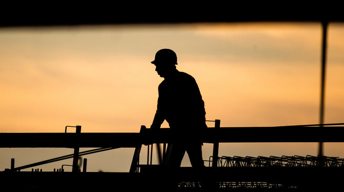 Aus Osteuropa hat ein in Reutlingen lebender Mann illegal Bauarbeiter eingeschleust.