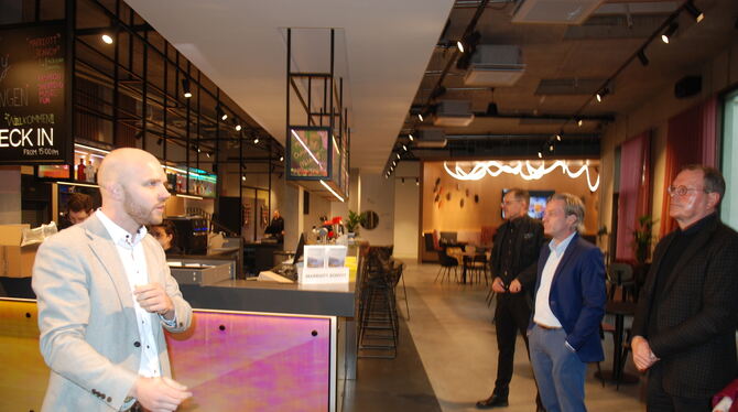 Der Metzinger Moxy-Hotelchef Claudius Diekmann (von links) mit Wolfgang Bauer, Thomas Wälder und Reinhard Keuerleber (alle von d