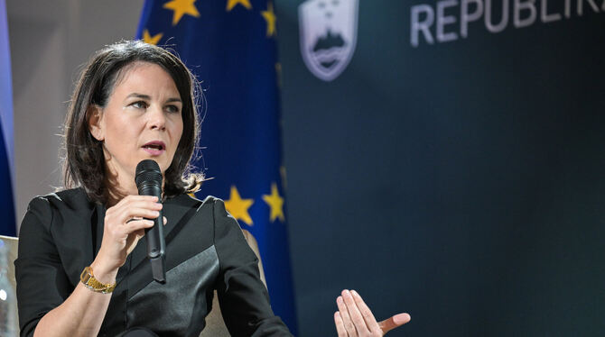 Die Grüne Außenministerin Annalena Baerbock vor Kurzem in einer Diskussionsrunde im slowenischen Ljubljana. Wie macht sie sich a