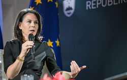 Die Grüne Außenministerin Annalena Baerbock vor Kurzem in einer Diskussionsrunde im slowenischen Ljubljana. Wie macht sie sich a