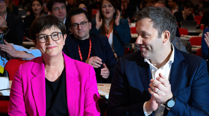Saskia Esken, Vorsitzende der SPD, und Lars Klingbeil, Vorsitzender der SPD, reagieren beim ordentlichen Bundesparteitag der SPD