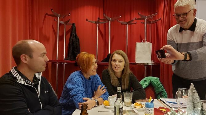 Café Kiew 1 Ermstal-hilft-Vorstandmitglied Holger Weiblen fotografiert hier nicht Martin Salzer, den zweiten Vorsitzenden des Vereins, er ma