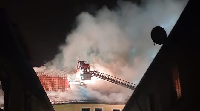 Brand Altstadt Auch nach Einbruch der Dunkelheit quoll dichter Rauch aus dem Wohnhaus.
