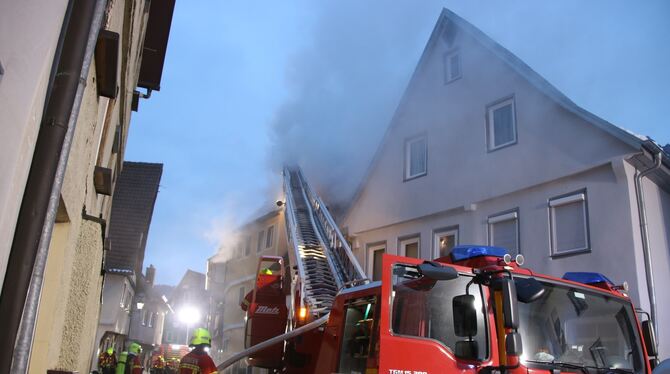 Brand Altstadt Bad Urach Drehleiter Feuerwehr Die Uracher Feuerwehr bekämpfte den Brand mit einer Drehleiter.