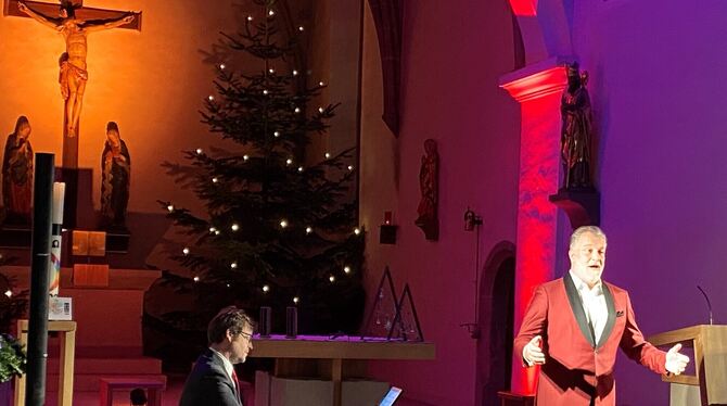 Marc Marshall gastiert mit seinem »Weihnachtskonzert« in Trochtelfingen. Begleitet wurde er von Pianist René Krömer.  FOTO: HÄUS