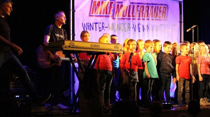 Kinder-Liedermacher Mike Müllerbauer und Andy Doncic begeistern 500 Konzert- besucher in der Pliezhäuser Gemeindehalle. FOTO: PR