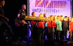 Kinder-Liedermacher Mike Müllerbauer und Andy Doncic begeistern 500 Konzert- besucher in der Pliezhäuser Gemeindehalle. FOTO: PR