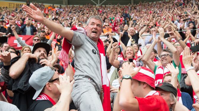 Aufstiegs-Experte: Fortuna-Fans feiern 2018 Trainer Friedhelm Funkel nach der Zweitliga-Meisterschaft.  FOTO: KAHNERT/DPA
