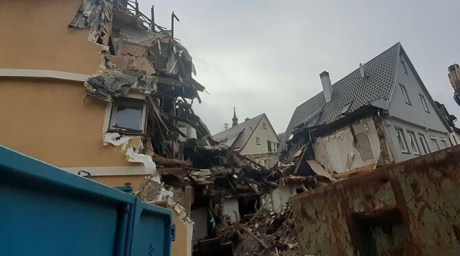 Ein abgebranntes Haus musste ganz, eins bisher zur Hälfte abgerissen werden