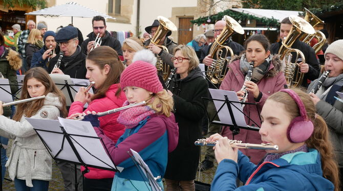 Zum Beginn des Betzinger Weihnachtsmarkts spielte der Betzinger Musikverein weihnachtliche Lieder.
