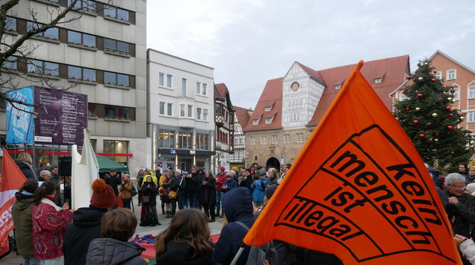 Zum Tag der Menschenrechte zeigten rund 150 Menschen auf dem Reutlinger Marktplatz Flagge.
