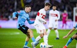 Behält den Überblick: VfB Stuttgarts Angelo Stiller (rechts) im Duell gegen Bayer Leverkusens Torschütze Florian Wirtz.