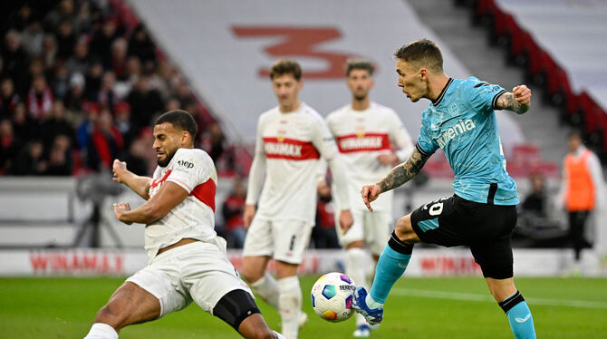 Ist nicht nur in dieser Aktion entscheidend zur Stelle: VfB Stuttgarts  Josha Vagnoman (links), der einen Schuss von Alejandro G