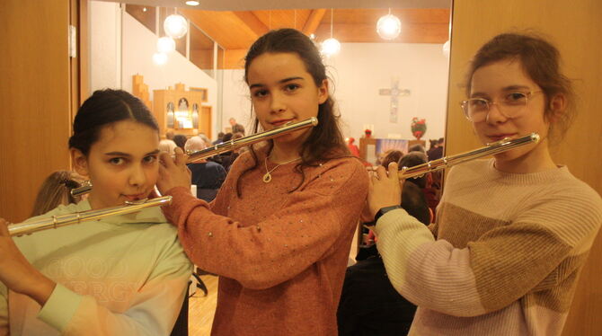 Sophia Schrey, Rebecca Baumgärtner und Angelina Kerk (von links) traten als Querflöten-Trio beim Adventskonzert der Jugendmusiks