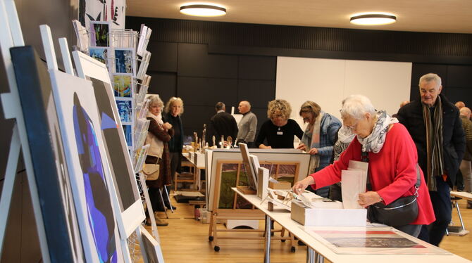 Schauen und stöbern, aber auch zuhören und miteinander reden: Die Besucher schätzten die Atmosphäre im Bürgersaal in Bleichstett